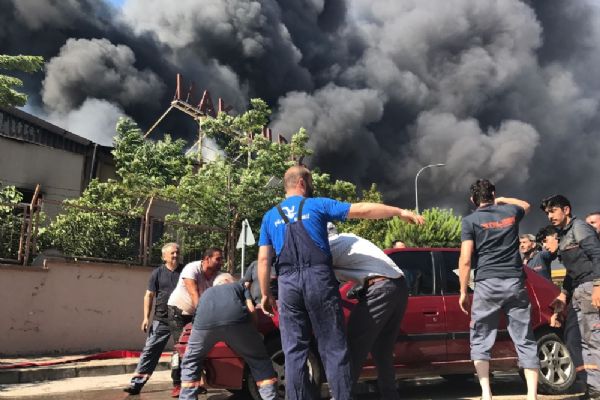 Tekstil fabrikasında büyük yangın