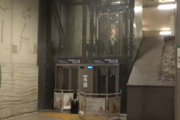 Taksim metrosunda asansörde mahsur kaldılar