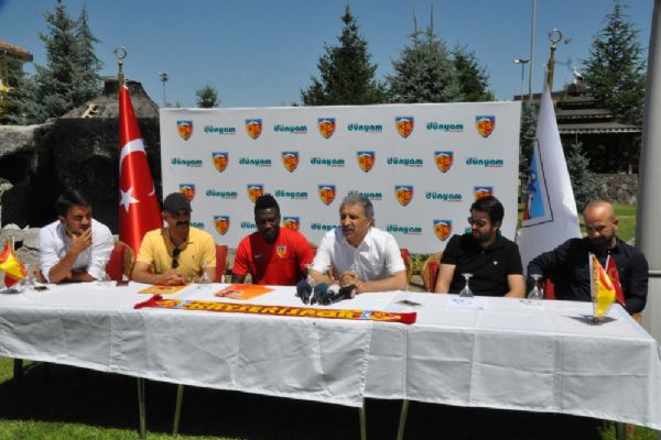 Asamoah Gyan ile 2+1 yıllık sözleşme imzalandı