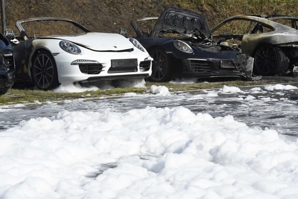 G-20 öncesi Almanya karıştı! Hepsini yaktılar