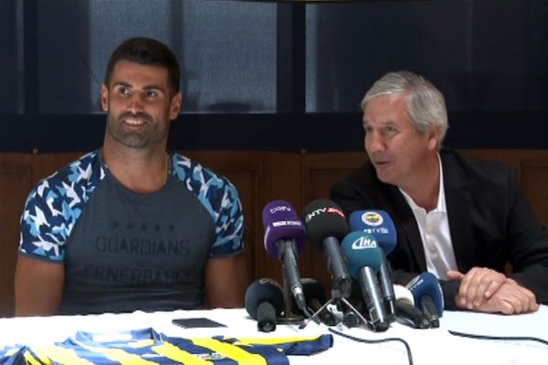 Volkan imzayı attı