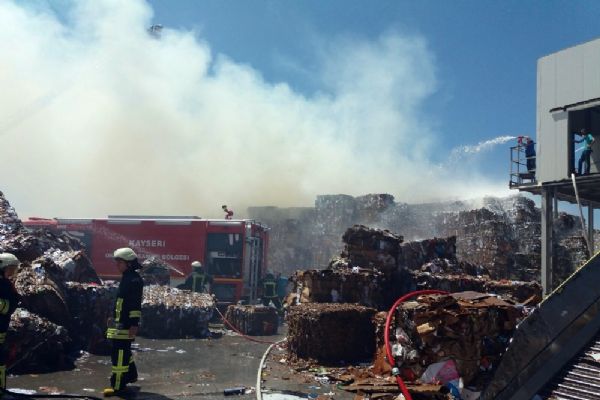 Geri dönüşüm fabrikasında yangın