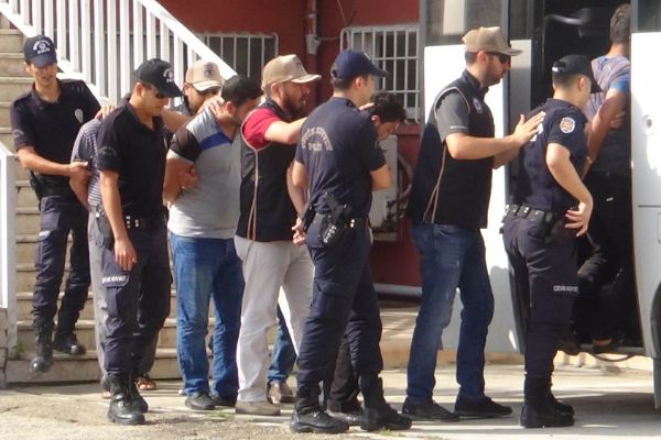 Hatay'da yakalanan canlı bombalar tutuklandı