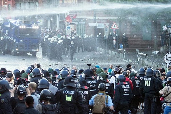 Almanya'da polisle göstericiler arasında olaylar çıktı