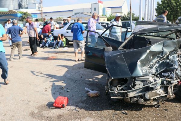 Otomobiller kafa kafaya çarpıştı: 2'si çocuk 10 yaralı
