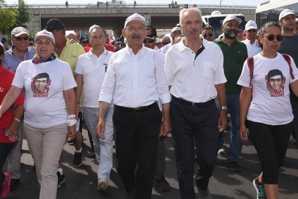 Başörtüsü karşıtı eski rektör 'Adalet Yürüyüşü'nde!