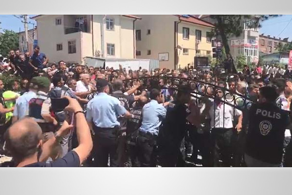 Sakarya'da gergin dakikalar! Yüzlerce kişi Adliye'ye girmek istedi!