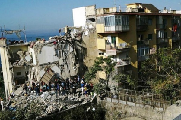 İtalya'da apartman çöktü! Enkaz altında kalanlar var