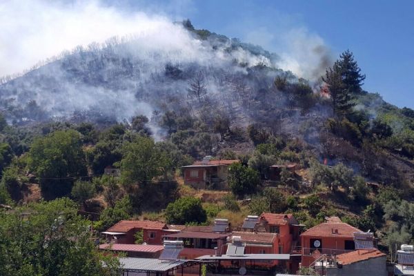 İzmir'de korkutan yangın yerleşim yerlerine ilerliyor