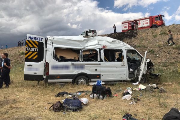 Düğün yolunda feci kaza: 1 ölü, 10 yaralı