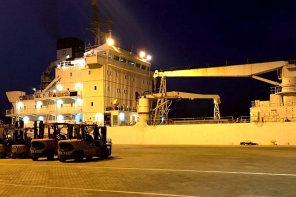 Türk gemisi 4 bin ton malzemeyi Katar'a indiriyor