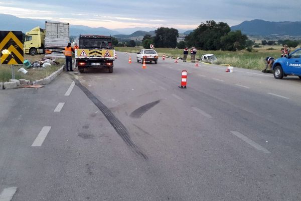TIR ile kamyonet çarpıştı: 3 ölü, 1 yaralı
