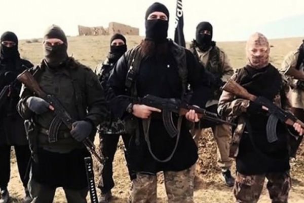 Gece baskın yapıp erkeklerin başını kestiler!