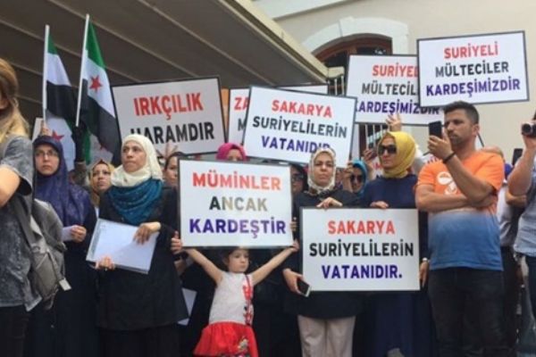Katledilen Suriyeli muhacirleri binlerce vatandaş uğurladı