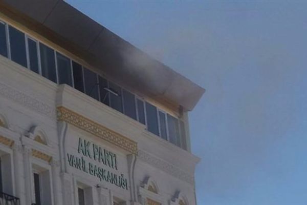 AK Parti il binasında yangın!
