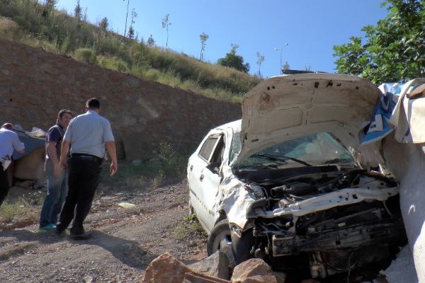 Otomobil uçuruma yuvarlandı: 1 ölü, 1 yaralı
