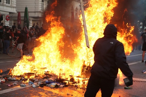 Olaylar durulmuyor! Hamburg sokakları yangın yeri