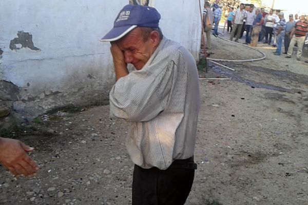 Evi kül olan adam gözyaşlarına boğuldu