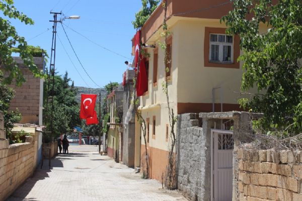 Şehidin evine ve sokağına Türk bayrakları asıldı