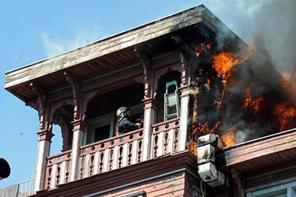 Beşiktaş'ta tarihi binada yangın