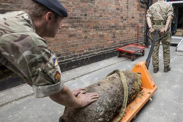 Ülkede bomba paniği! 10 bin kişi tahliye edildi