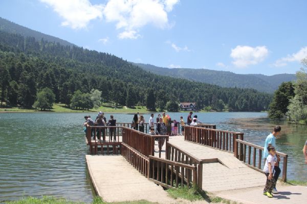 Gölcük Tabiat Parkına tatilci akını