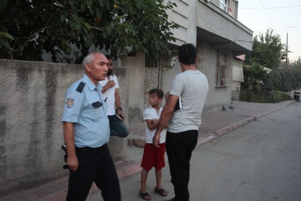 Yeğeninin gözü önünde yengesini ve komşusunu bıçakladı