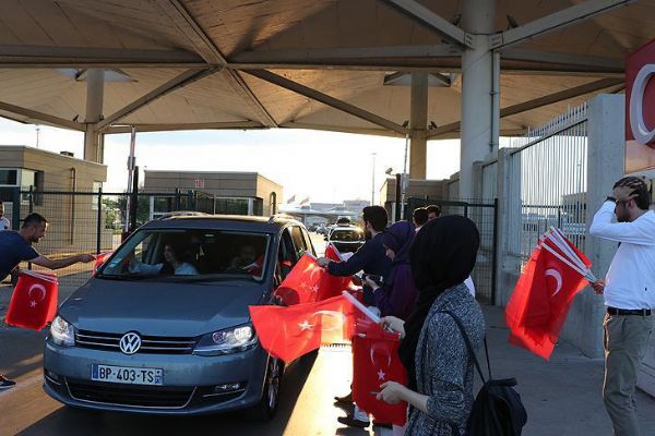 Avrupa'da yaşayan Türk vatandaşlarına Türk bayraklı karşılama