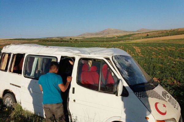 Tarım işçilerini taşıyan minibüs devrildi: 17 yaralı