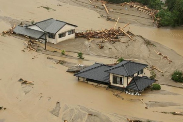 Ülke sulara gömüldü: 18 kişi hayatını kaybetti
