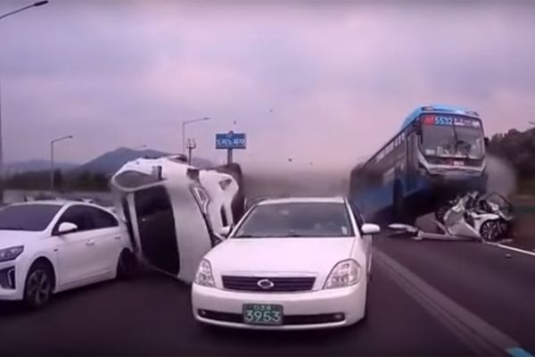 Korkunç kaza: Otoyol savaş alanına döndü