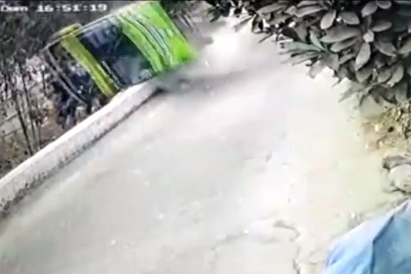 Tur otobüsü devrildi: 9 ölü, 25 yaralı