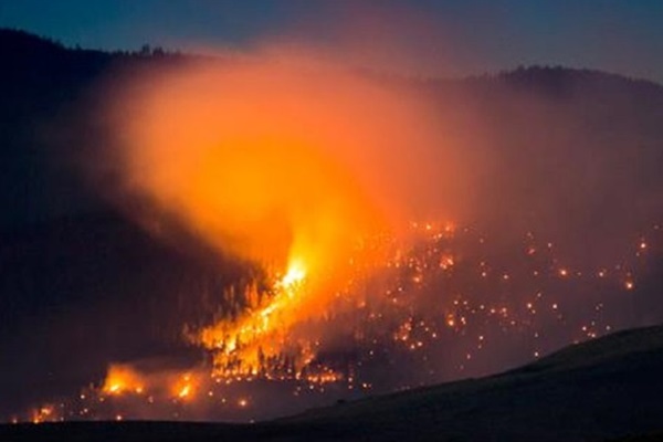 ABD ve Kanada yangına teslim oldu