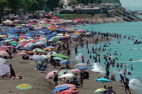 Karadeniz'de plajlar doldu taştı