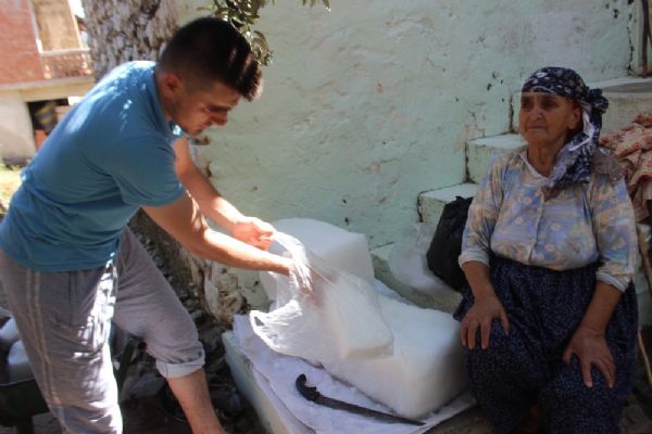 Kapı kapı dolaşıp kar dağıtıyorlar