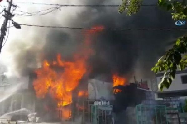 Pendik'te iki katlı nalbur dükkanı alev alev yandı