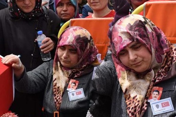 Şehit eşinin acısına dayanamadı!