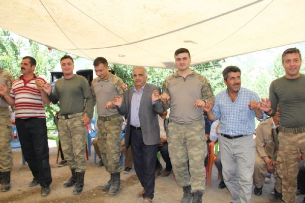 Asker ve halk birlikte halay çekti