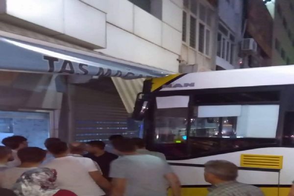 Freni boşalan otobüs kuyumcuya çarptı