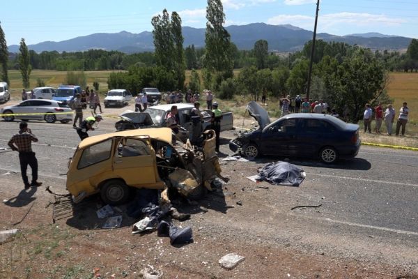 Korkunç kaza: 3 ölü, 4 yaralı