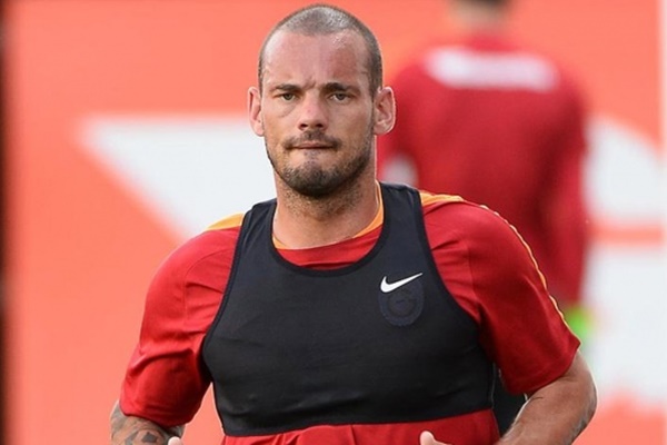 Sneijder çalışmalara başladı
