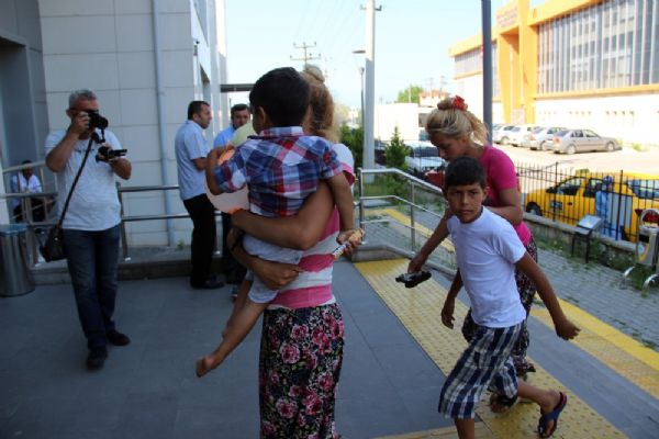 Bohçacı kılığında girdikleri imamın evini soydular