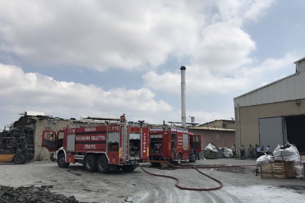 Kauçuk fabrikasında çıkan yangın söndürüldü
