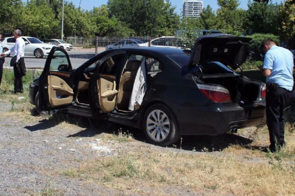 Kurşunladığı otomobilin altında kaldı