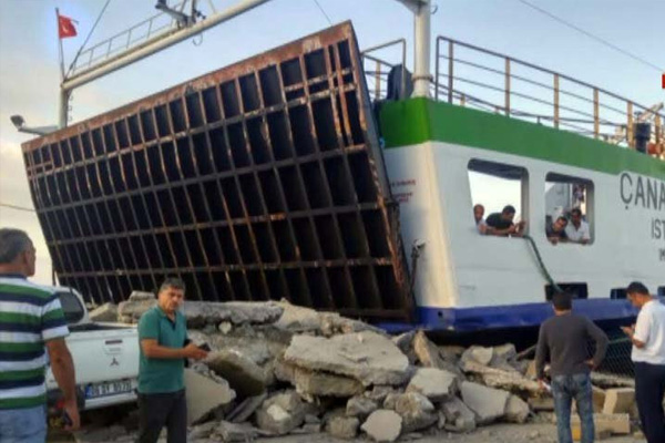 Balıkesir'de arabalı vapur iskeleye çarptı!