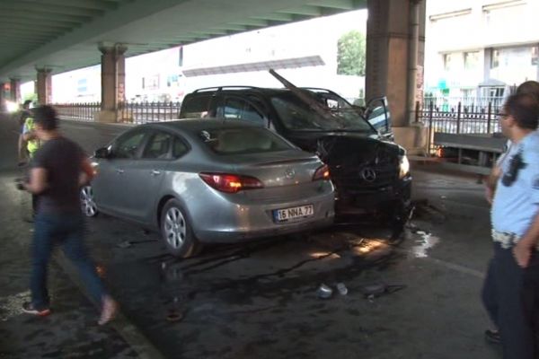 Ters öne giren araç minibüsle çarpıştı