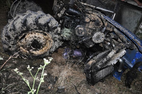 Parçalanan traktörden sağ kurtuldu