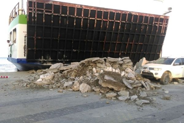 Arabalı vapur iskeleye çarptı