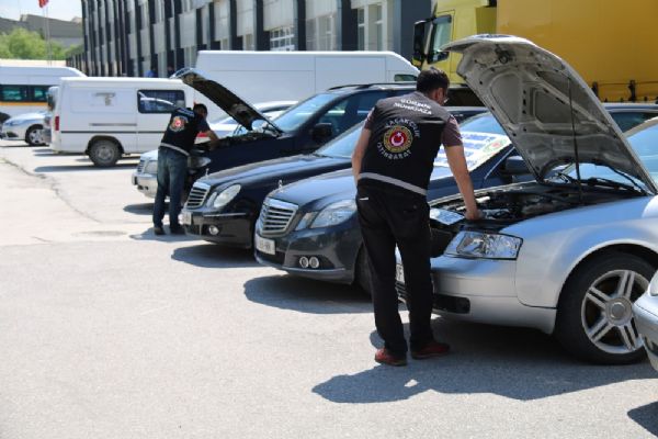 Otomobil çetesi operasyonu: 20 lüks araca el konuldu