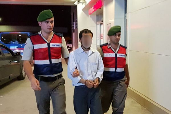 Otobüsteki bayrağı indrmeye kalktı, linçten jandarma kurtardı